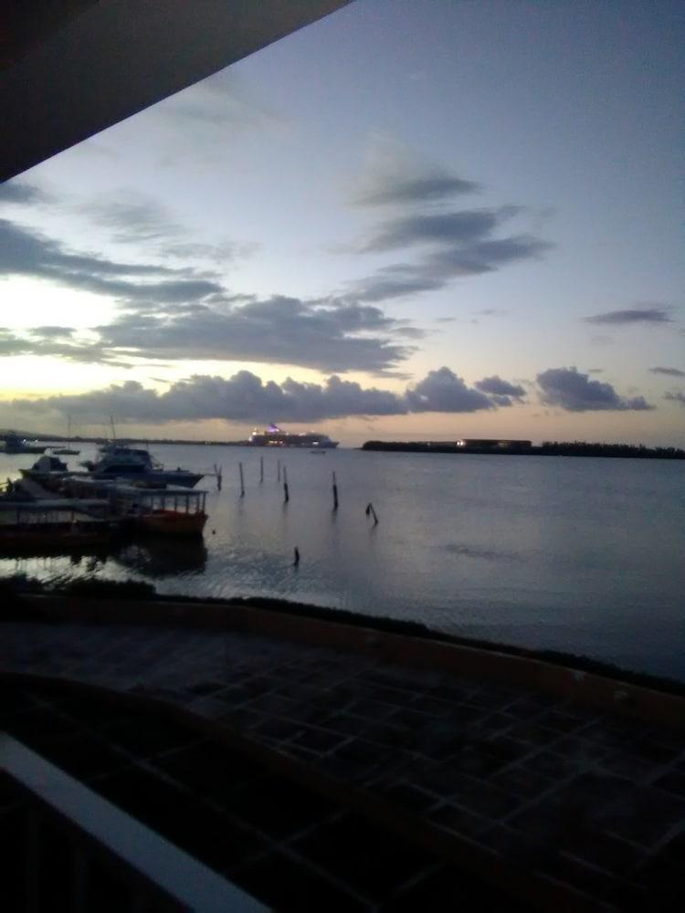 Glistening Waters Hotel Falmouth Ngoại thất bức ảnh